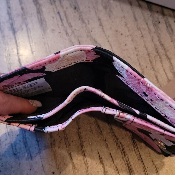 Floral wallet NWT by Steve Madden 💕🤍 - Picture 10 of 14